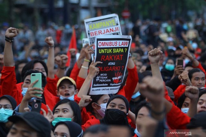 demo tolak uu cipta kerja di surabaya