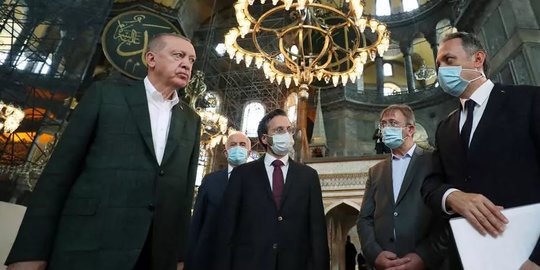 Erdogan Minta Presiden Prancis Periksa Kejiwaan karena Sikapnya terhadap Muslim