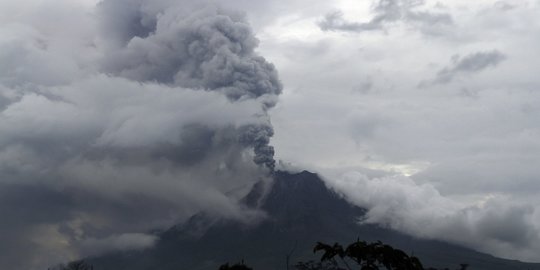 Gunung Sinabung Luncurkan Awan Panas Sejauh 1.500 Meter