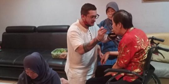 Potret Miller Khan Suapi Mantan Preman Anton Medan yang Kini Duduk di Kursi Roda