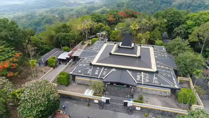 giribangun makam soeharto mewah ada di atas bukit