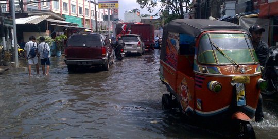 Antisipasi Banjir, Dinas SDA Kuras Saluran Air yang Dipenuhi Lumpur di Pademangan