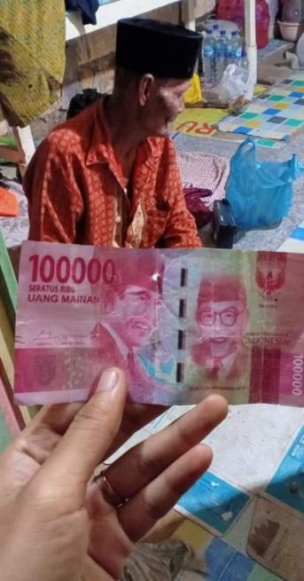 kakek penjual gado gado di lamongan ditipu pembeli pakai uang mainan