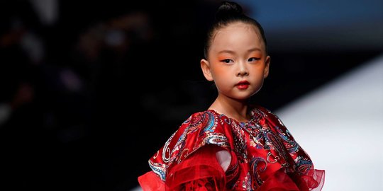 Aksi Model Cilik di Catwalk China Fashion Week