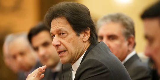 Pakistan Panggil Dubes Prancis Usai PM Imran Khan Sebut Presiden Macron Serang Islam