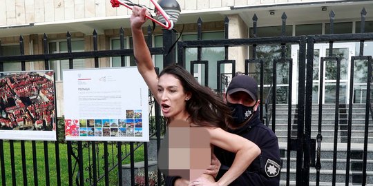 Dukung Demonstran Polandia, Aktivis Femen Diamankan Usai Umbar Aurat