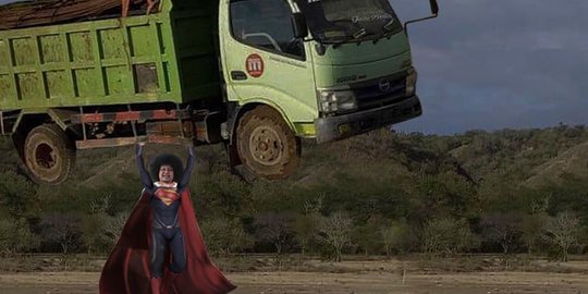 Sarkas Foto Babe Cabita Angkat Truk di Pulau Komodo Bikin 