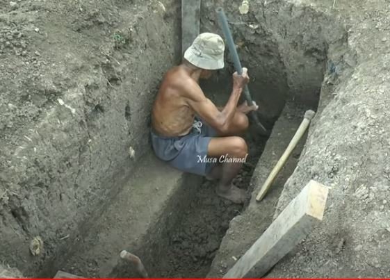 pria ini gali kuburannya sendiri