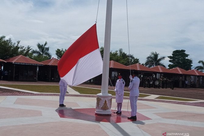 pengibaran bendera merah putih pada upacara hut proklamasi di lapangan kantor gubernur papua barat di manokwari