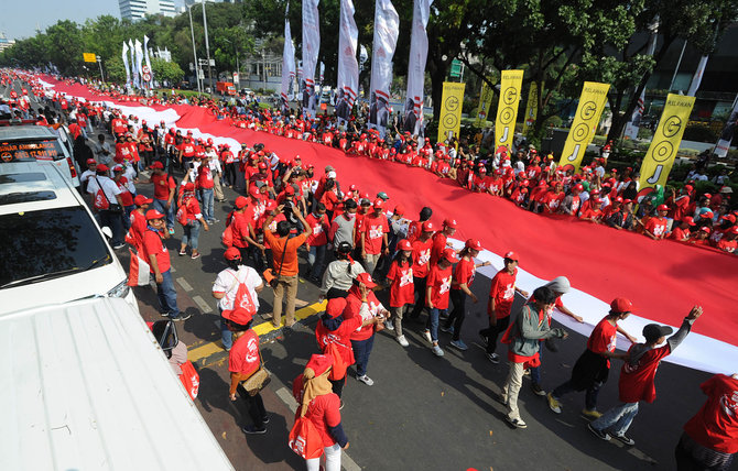 bendera merah putih raksasa dibentangkan