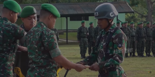 Aksi Heroik Prajurit TNI Wehelmus Rumbarar, Selamatkan Warga dan Terima Penghargaan