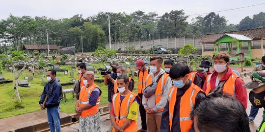 43 Warga Semarang Tak Pakai Masker Dihukum Berdoa di Makam Pasien Covid-19