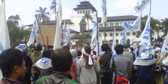 Buruh Demo di Gedung Sate: Upah Tidak Naik, di Mana Logikanya