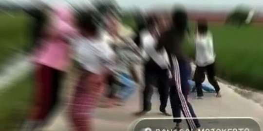 Viral Video Siswi SMA Mojokerto Tawuran di Pinggir Sawah, Ini Komentar Warganet