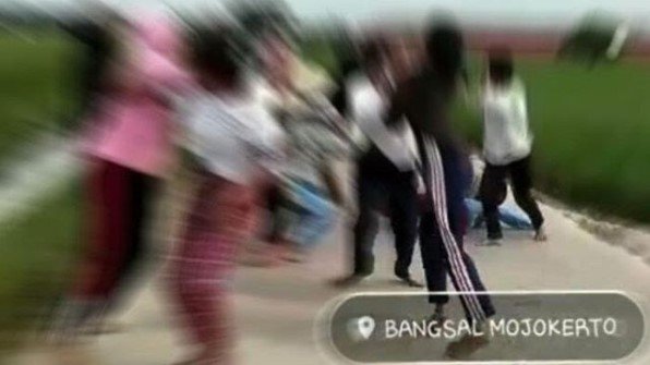 siswi sma mojokerto tawuran di pinggir jalan