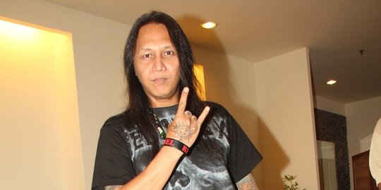 Kerja Keras buat Bertahan Hidup, Roy Jeconiah Kini Jual Sambal Sampai Topi Satpam