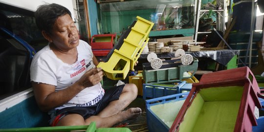 Melihat Pembuatan Mobil Mainan dari Limbah Kayu