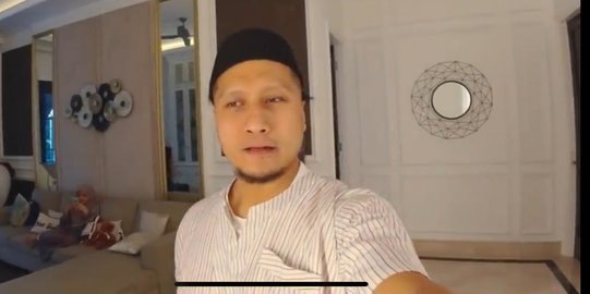 Arie Untung Boikot Produk Prancis, Tas Branded Berserakan dan Sebut 'Tidak Layak'