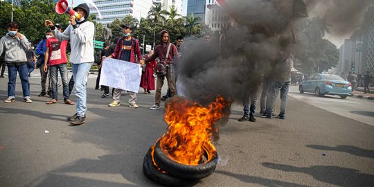 Aksi Massa HMI Desak Jokowi Cabut Omnibus Law