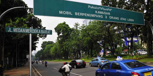 Pendemo Bubar, Kendaraan Sudah Bisa Melintas Jalan Medan Merdeka Barat