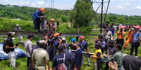 Wanita Pengidap Gangguan Jiwa Nekat Naik Menara Sutet di Bogor