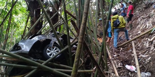 Mobil Wisatawan Terperosok ke Kebun Bambu di Kawasan Lembang