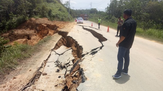 jalan penghubung riau sumatera barat amblas