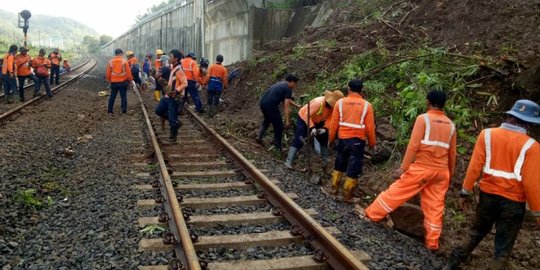 Jalur Rel yang Tertimbun Longsor di Banyumas Sudah Dibersihkan PT KAI