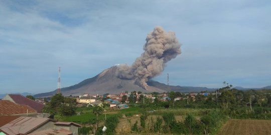 Gunung Sinabung Kembali Erupsi Disertai Guguran Awan Panas