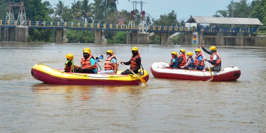 Keceriaan Anak-Anak Bermain Rafting di Bendungan Katulampa