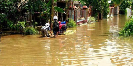 Pengungsi Banjir Cilacap Bertambah, Dua Warga Terpapar Covid-19 Dievakuasi ke RSAL