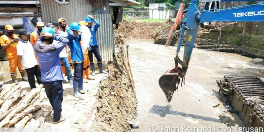 Antisipasi Banjir, Sudin SDA Jaksel Kebut Pengerukan Kali Krukut