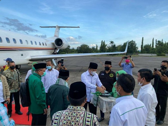 suharso monoarfa naik private jet