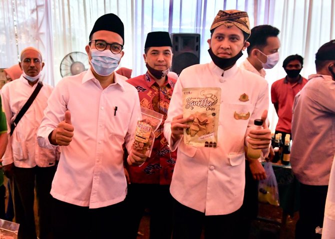 staf khusus menteri koperasi dan ukm riza damanik saat membuka bazaar umkm