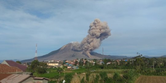 Tiga Kecamatan Terdampak Debu Vulkanik dan Awan Panas Gunung Sinabung