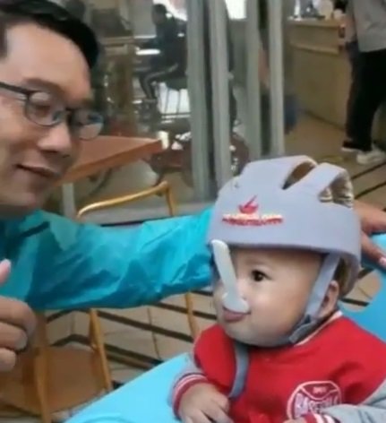 momen kocak saat ridwan kamil suapi arkana