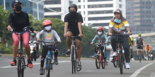 Warga Manfaatkan Libur Panjang dengan Bersepeda