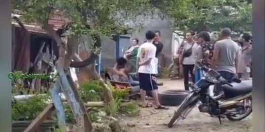 Kedapatan Curi Ayam, Video Pria Diamuk Massa di Depan Anaknya Viral