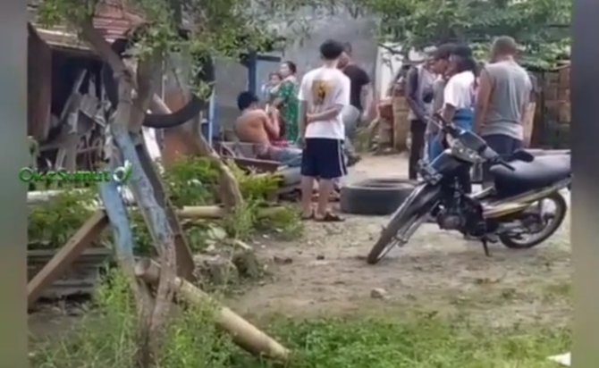 kedapatan curi ayam video pria diamuk massa di depan anaknya viral