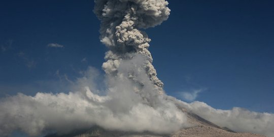 Gunung Sinabung Kembali Erupsi Disertai Guguran Awan Panas Sejauh 2.500 Meter