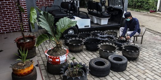 Melihat Pembuatan Pot Bunga dari Ban Bekas