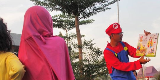 Jadi 'Mario Bros' Sambil Buka Perpustakaan Keliling Gratis, Kisah Pria Ini Inspiratif