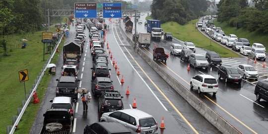 Kendaraan Menuju Puncak Terjebak Buka Tutup Arus