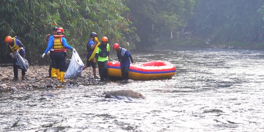 Petakan Potensi Banjir, Damkar Jakarta Terjunkan 10 Petugas ke Kali Ciliwung