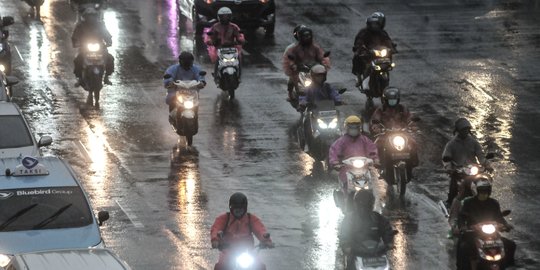 Prediksi Hujan Disertai Petir, BNPB Minta Siapkan Tim Patroli hingga RT/RW