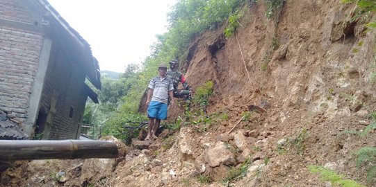 Tanah Longsor Menimpa Rumah di Dua Desa Kabupaten Trenggalek