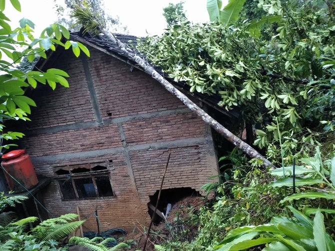 tanah longsor menimpa 2 desa di trenggalek