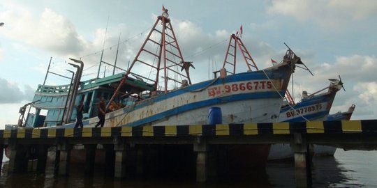 Curi Ikan, Kapal Berbendera Vietnam Didepak Kapal Patroli KPK dari Laut Natuna Utara