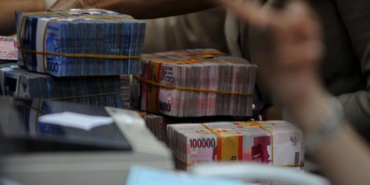 Rupiah Berfluktuasi Seiring Kenaikan Kasus Covid-19 Global