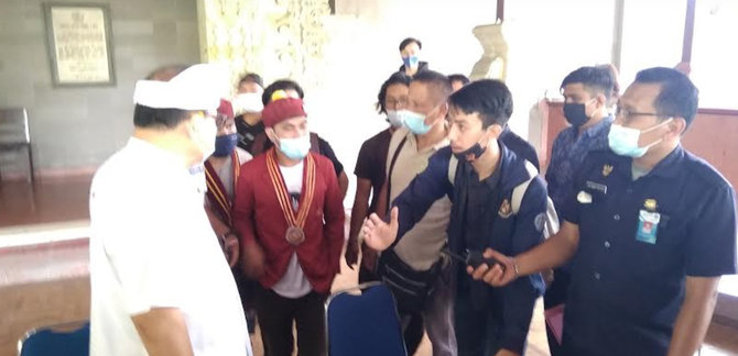 mahasiswa bertemu wakil ketua dprd bali nyoman sugawa korry di gedung dprd provinsi bali